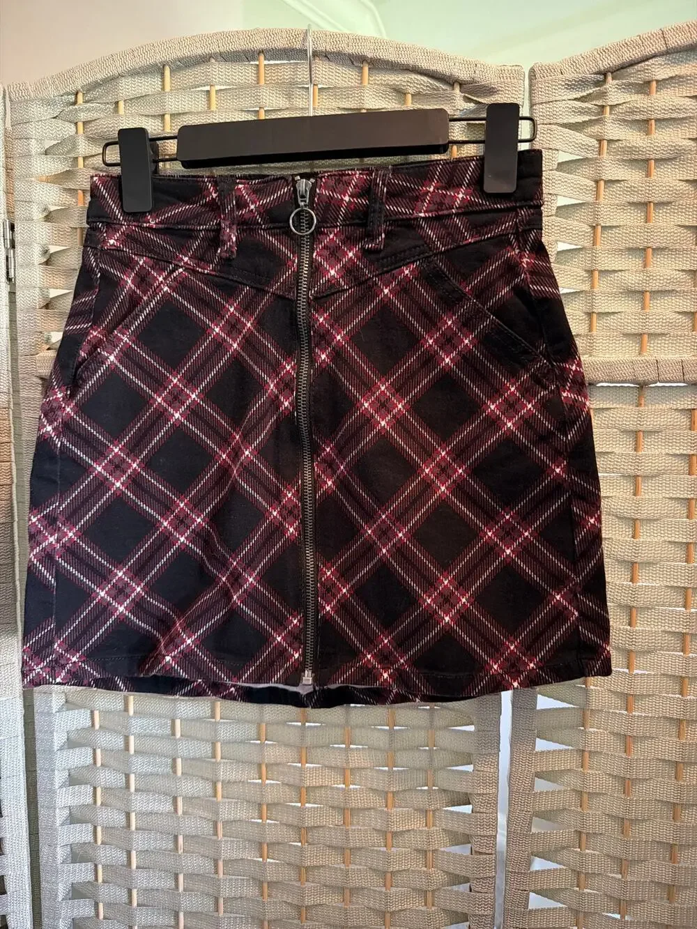 SO Plaid Pattern High Rise Mini Skirt Women's Red Black 5/27W Full Length Zipper
